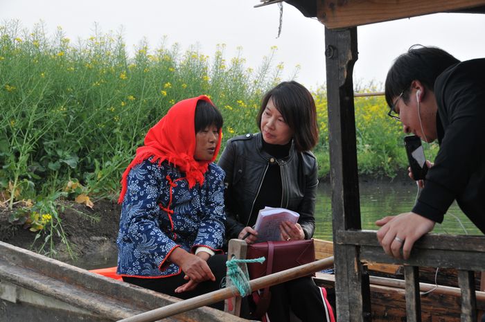 采訪當(dāng)?shù)卮迕? /> 
</p>
<p style=